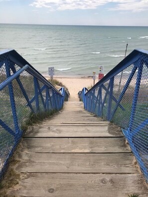 Beach nearby, sun-loungers, beach towels