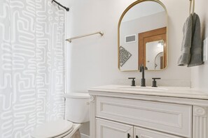 Combinació de dutxa i banyera, assecador de cabells, tovalloles i sabó