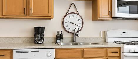 Réfrigérateur, four à micro-ondes, un four, surface de cuisson