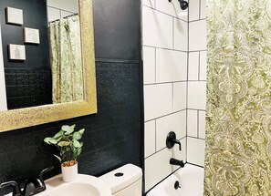 Duschwanne, Haartrockner, Handtücher, Toilettenpapier