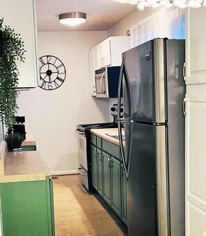 Frigorifero, microonde, forno, piano cottura