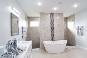 Badewanne, Haartrockner, Handtücher