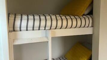 2 bedrooms, iron/ironing board, WiFi (free), bed sheets