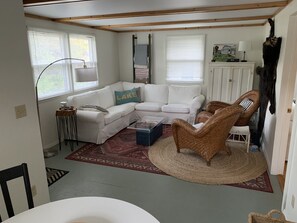 Televisio, takka, kirjoja