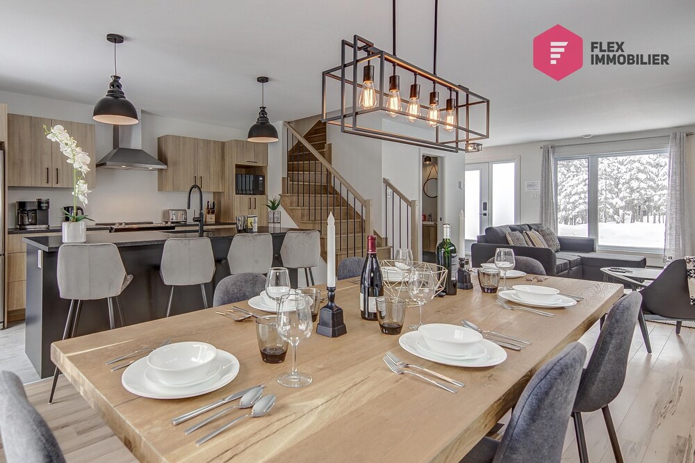 ⭐ La Fleur Urbaine de Portneuf 🌹 2.5 bathrooms, Hot tub, Sauna and Pool ⭐