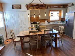 Dining - Bear Cabin at The Natural State Cabins (Hot Springs)