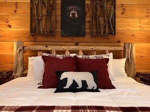 3 bedrooms, iron/ironing board, travel crib, free WiFi - Bear Cabin at The Natural State Cabins (Hot Springs)