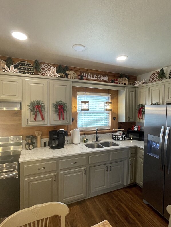 Fridge, microwave, oven, stovetop - Bear Cabin at The Natural State Cabins (Hot Springs)