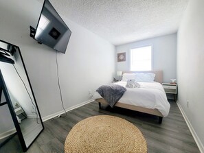 3 Schlafzimmer, Schreibtisch, Bügeleisen/Bügelbrett, Reisekinderbett