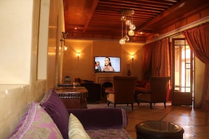 TV connectée, cheminée, livres