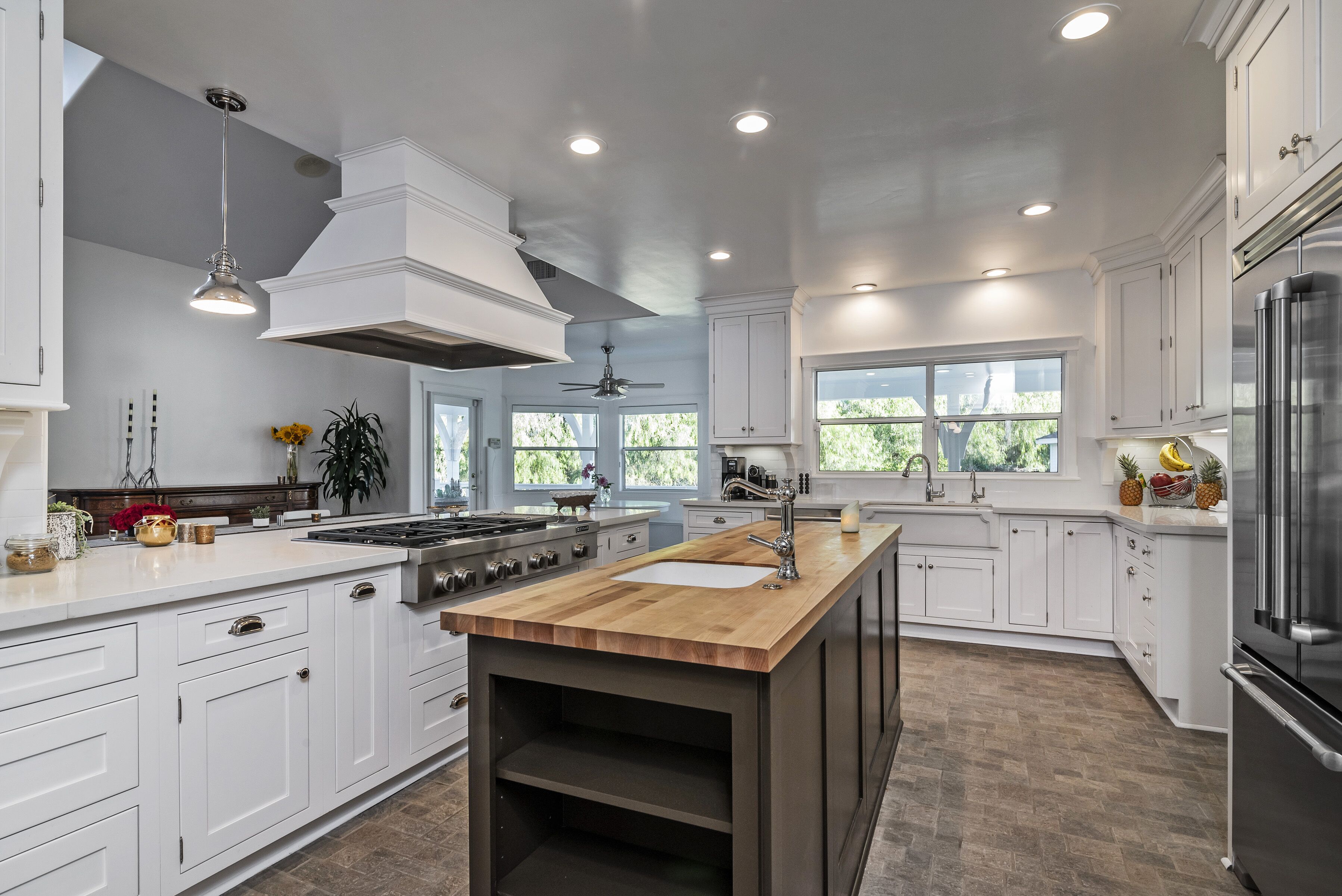 Serene Modern Farmhouse Retreat on 10 acres - Yoga Studio - hosts 16