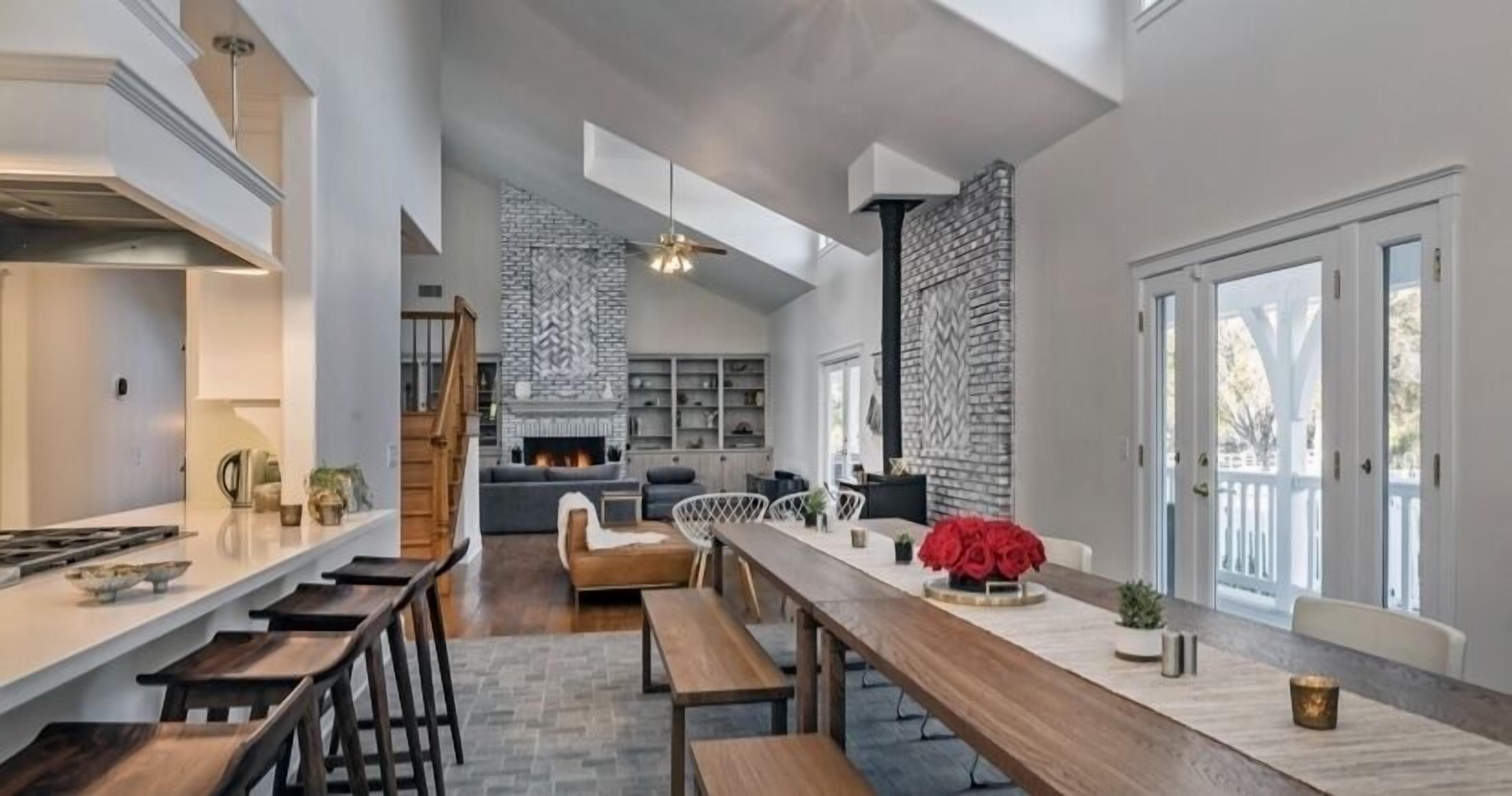 Serene Modern Farmhouse Retreat on 10 acres - Yoga Studio - hosts 16