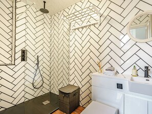 Rainfall showerhead, towels