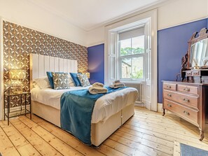 5 bedrooms, desk, free WiFi, bed sheets