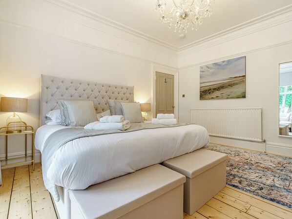 5 多间卧室、办公桌、免费 WiFi、床单