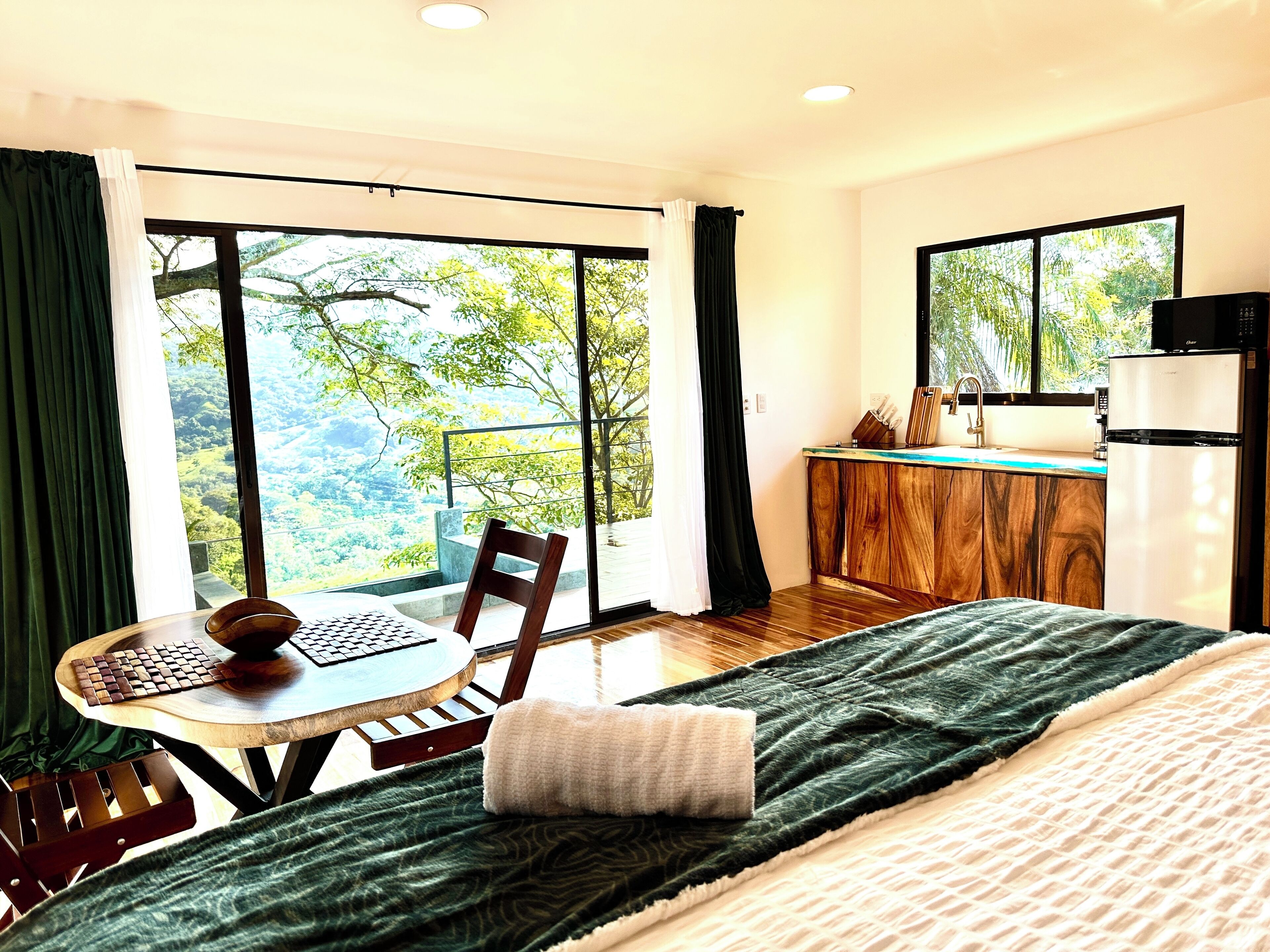 9 chambres, bureau, fer et planche à repasser, lit parapluie