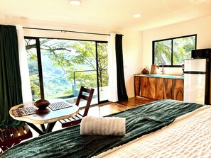 9 室のベッドルーム、デスク、アイロン / アイロン台、旅行用ベビーベッド