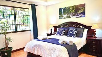 9 makuuhuonetta, työpöytä, silitysrauta/-lauta, vauvan matkasänky