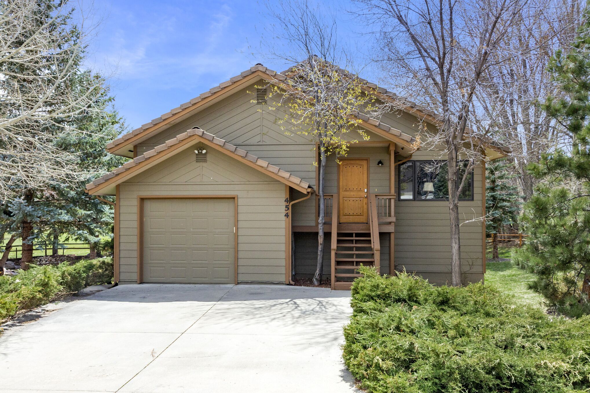 Elk on the Greens - Located on the 2nd Fairway at 9 Hole Golf Course - Views of Lake Estes