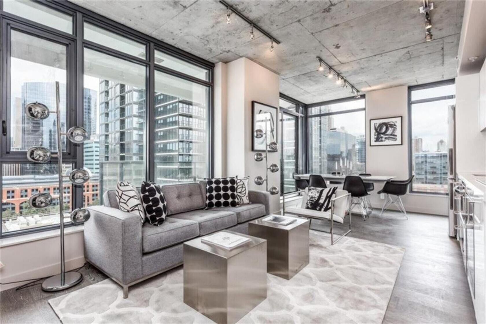 Downtown Paradise lodge, 2 beds, 2 baths with Pool