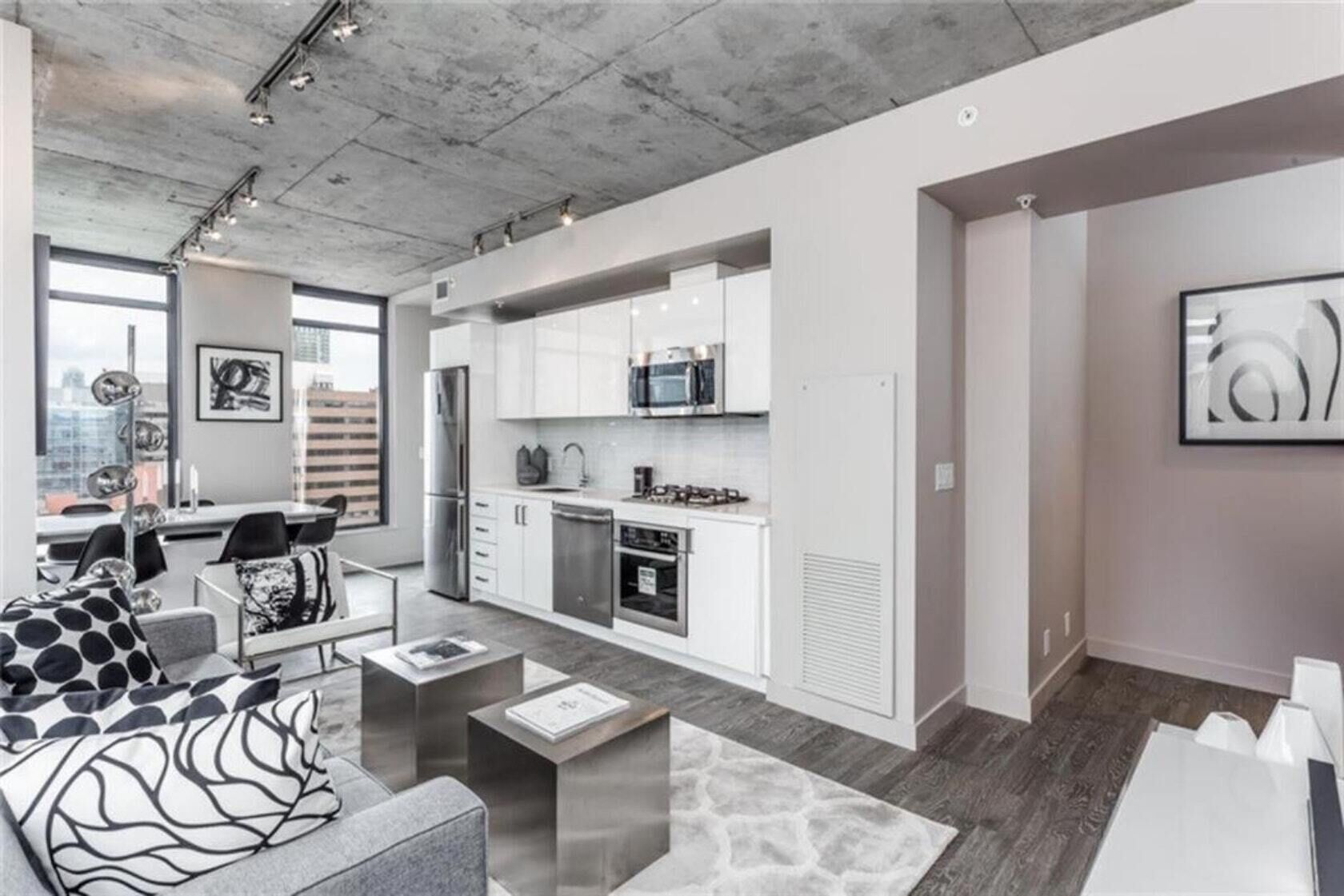 Downtown Paradise lodge, 2 beds, 2 baths with Pool