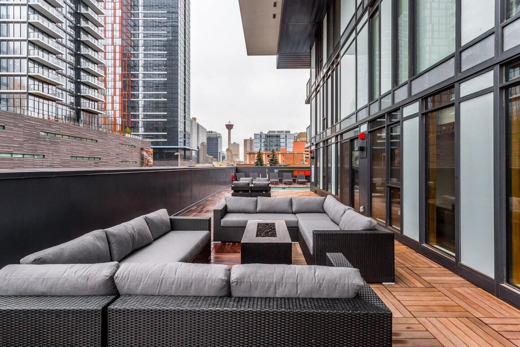 Downtown Paradise lodge, 2 beds, 2 baths with Pool