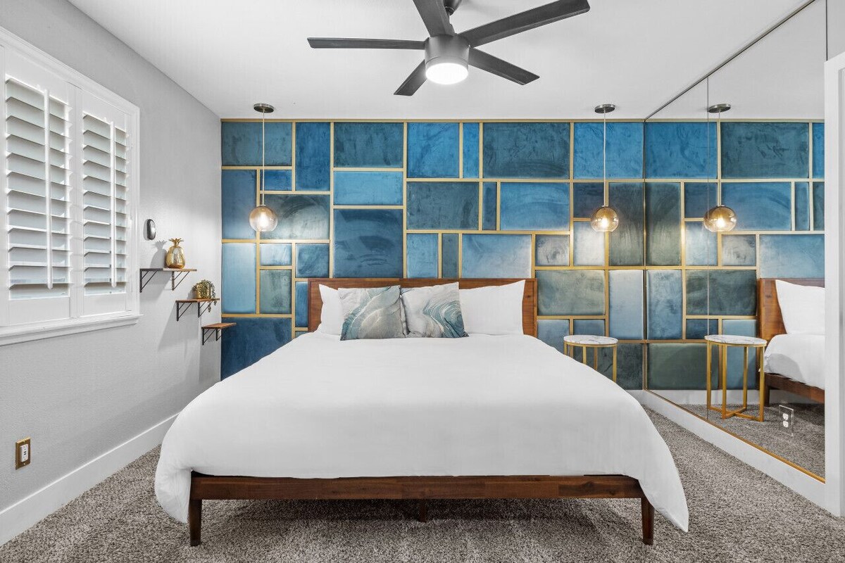 MODERN RETREAT NEAR STRIP POOL BBQ KING BEDS