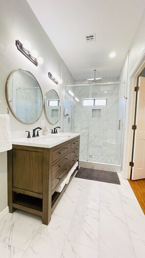 Combined shower/tub, hair dryer, towels