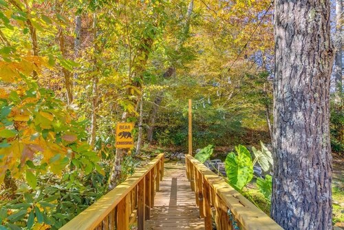 Creekside Cabin • Hot Tub, Firepit & Views