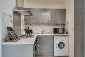 Réfrigérateur, micro-ondes, four, plaque de cuisson