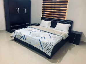 3 Schlafzimmer, Schreibtisch, Bügeleisen/Bügelbrett, WLAN