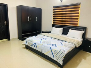 3 Schlafzimmer, Schreibtisch, Bügeleisen/Bügelbrett, WLAN