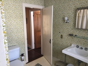 Duschwanne, Haartrockner, Handtücher, Seife