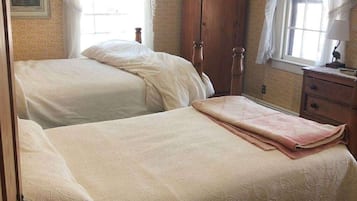 6 bedrooms, desk, iron/ironing board, free WiFi