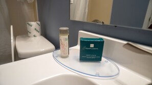 Ensemble baignoire-douche, serviettes fournies