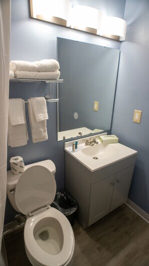 Combined shower/tub, towels - Ashley Motel (Plainfield)