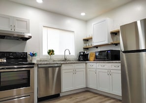 Fridge, microwave, stovetop, dishwasher