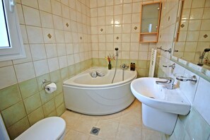 Combined shower/bathtub, bidet, towels, soap