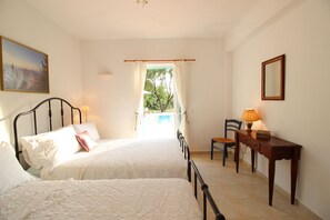 3 bedrooms, in-room safe, iron/ironing board, travel cot
