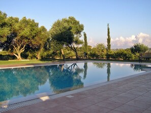 حمّام سباحة خارجي