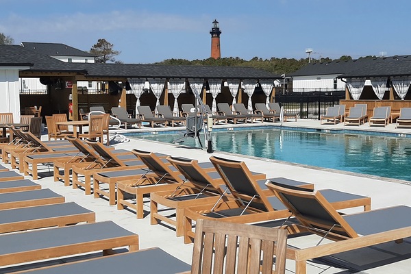 Una piscina al aire libre, una piscina climatizada