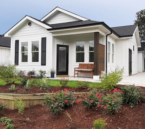 Exterior - Welcome to Saltwater Seaclusion! Heart of Corolla!  Walk to Everything! (Corolla)