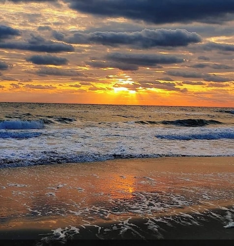 Welcome to Saltwater Seaclusion! Heart of Corolla!  Walk to Everything!