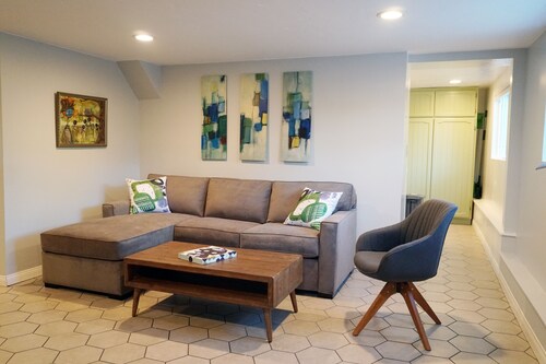 Spacious, Modern Comfort at Griffith Park