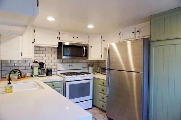 Kühlschrank, Mikrowelle, Ofen, Herdplatte