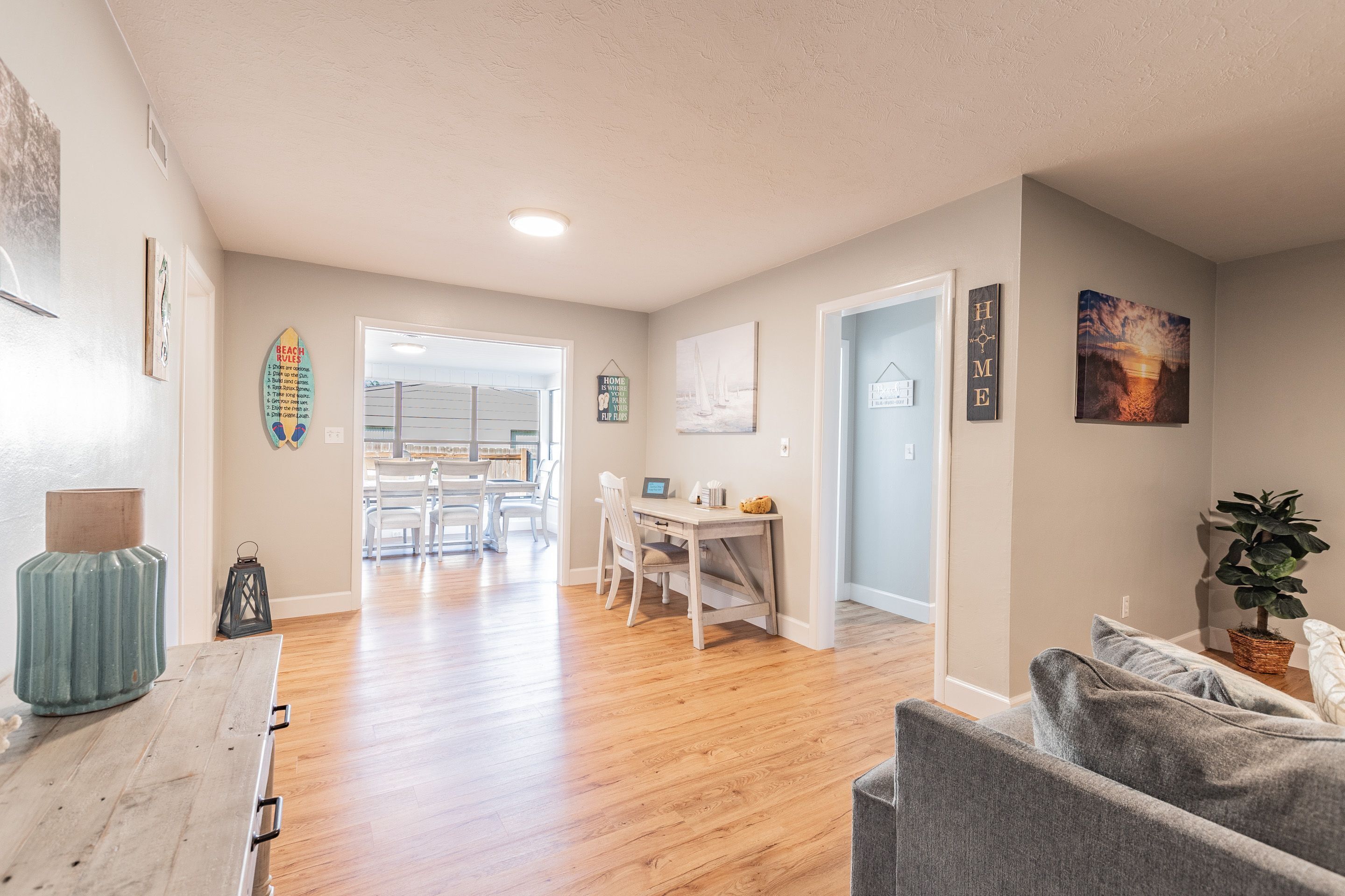 🌴The Cozy Coastal Retreat Just Minuets From The Beach! 🌊