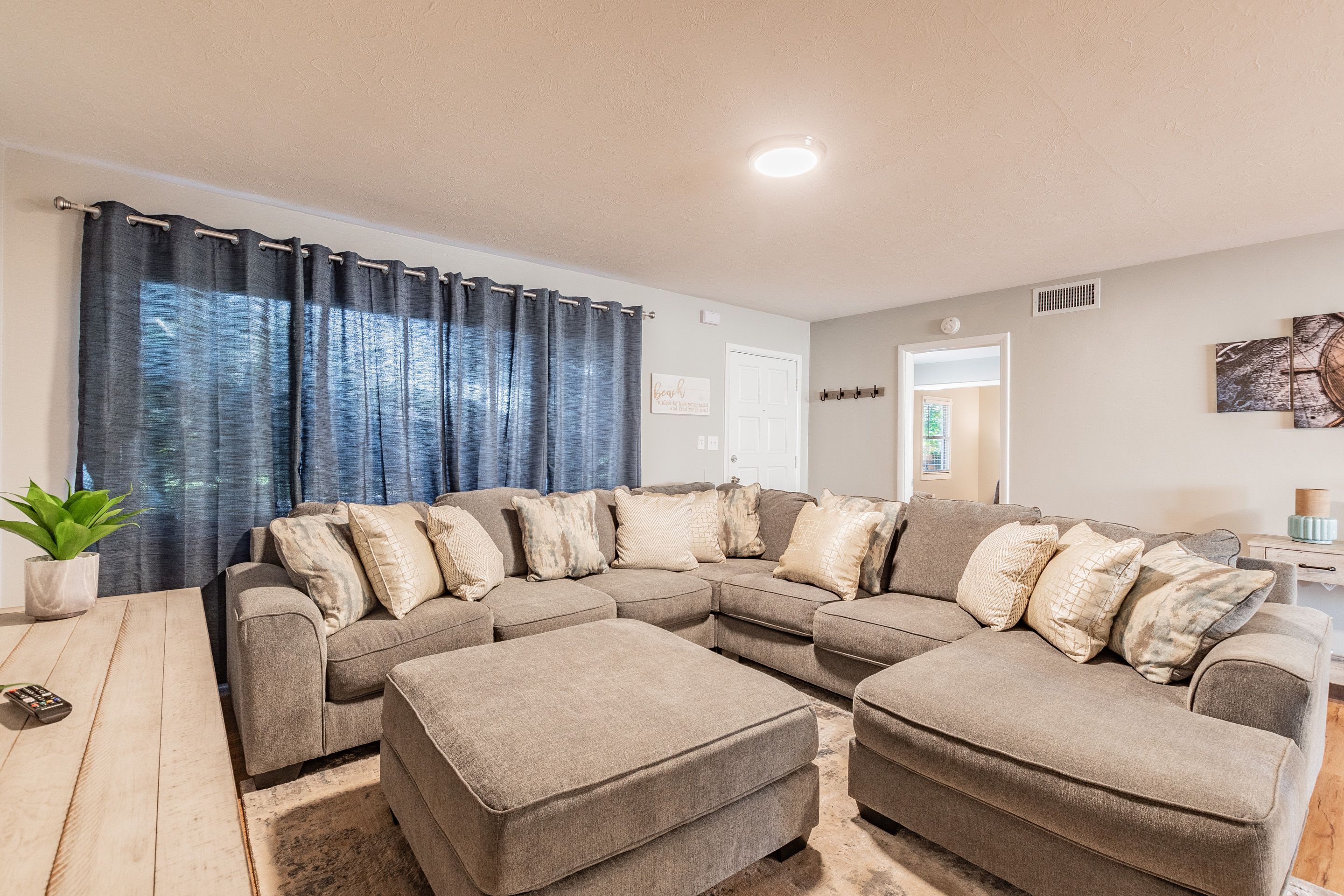 🌴The Cozy Coastal Retreat Just Minuets From The Beach! 🌊