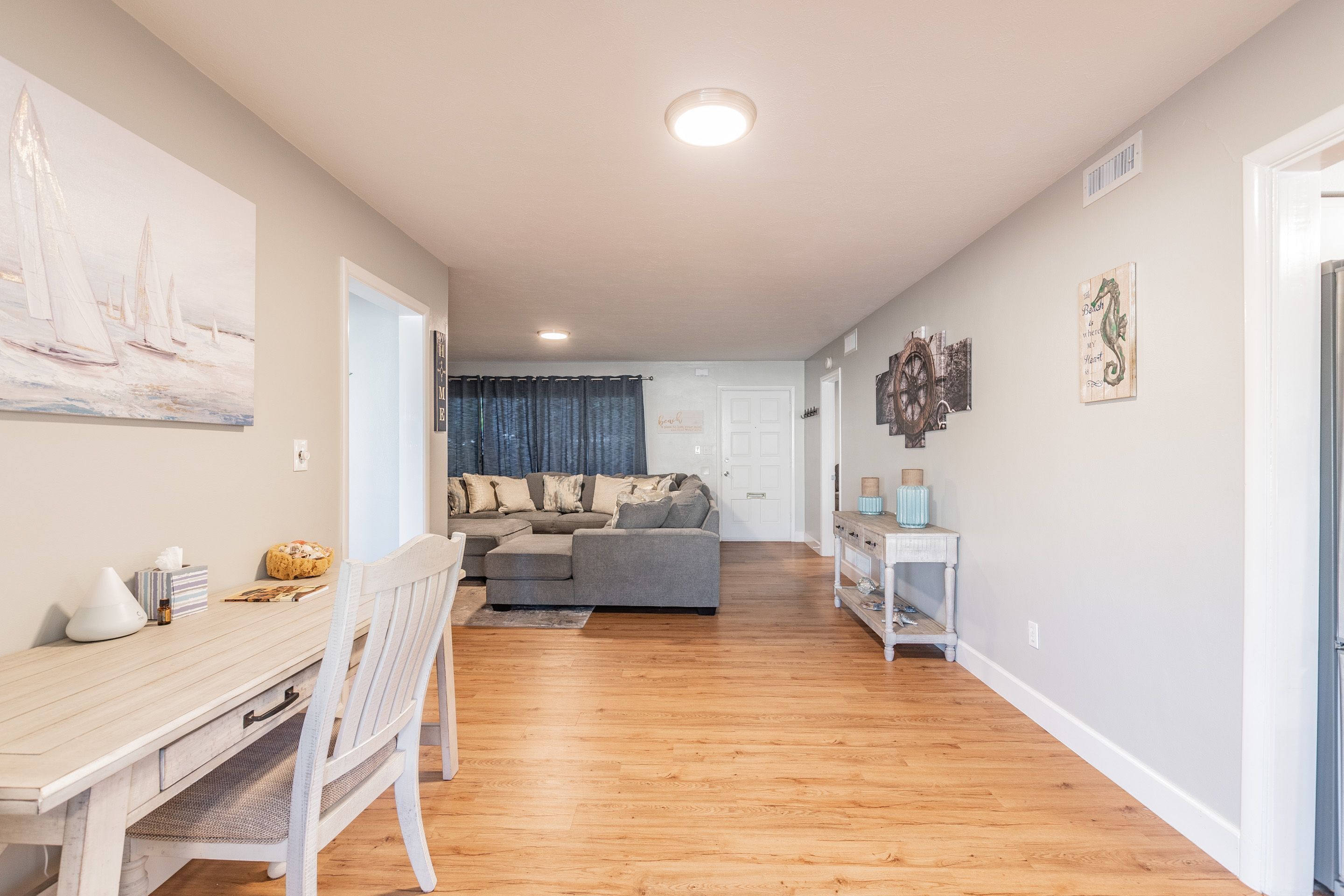 🌴The Cozy Coastal Retreat Just Minuets From The Beach! 🌊