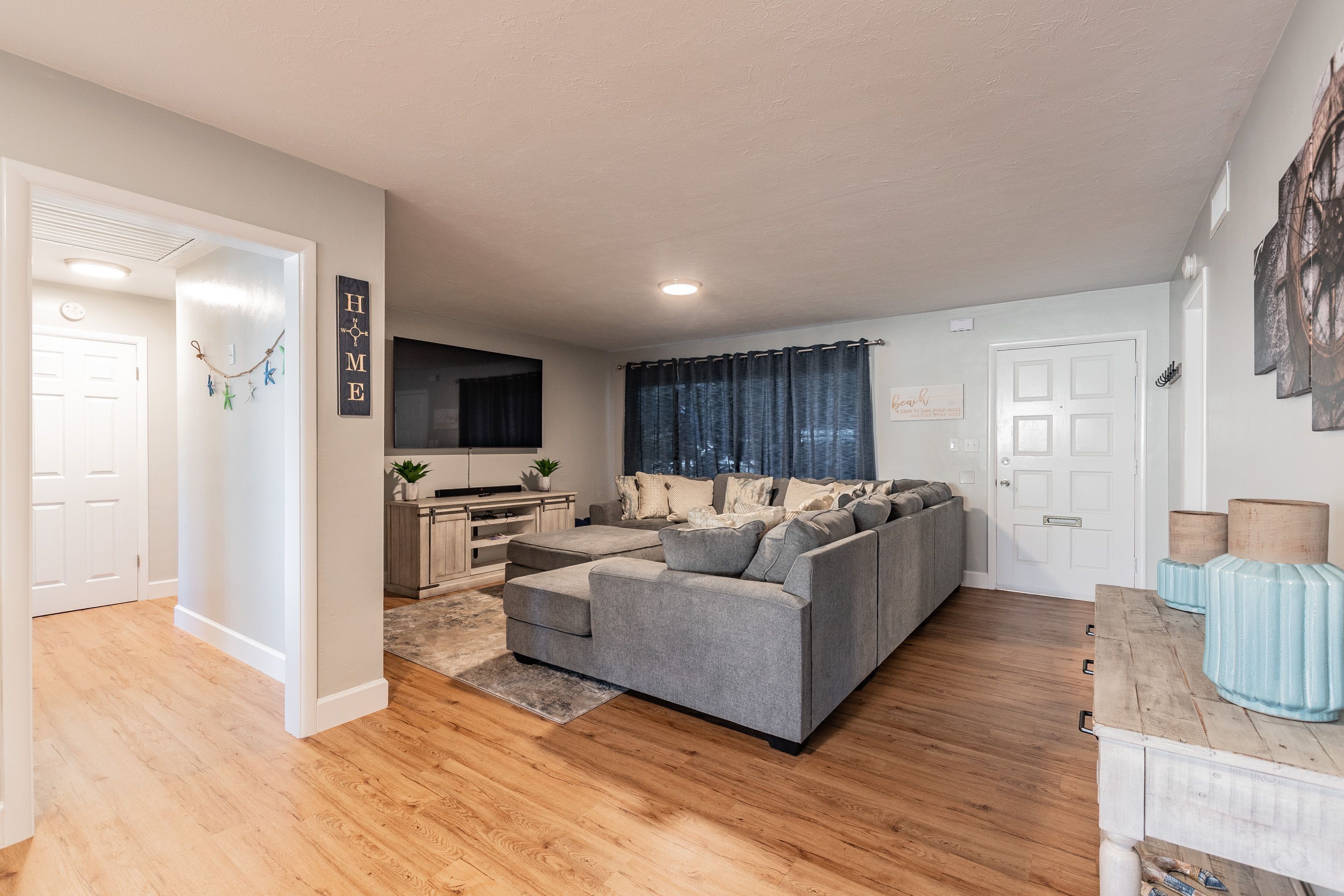 🌴The Cozy Coastal Retreat Just Minuets From The Beach! 🌊