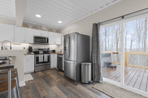 Een microgolfoven, een vaatwasser, een koffiezetapparaat/waterkoker